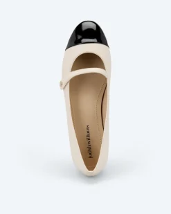 Ballerina mit Lackspitze