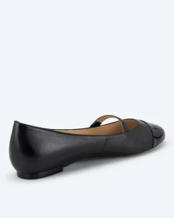 Ballerina mit Lackspitze