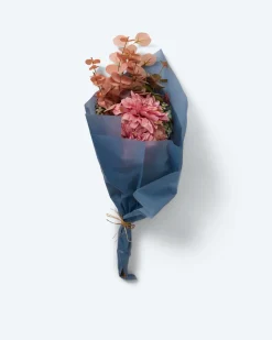 Blumen-Arrangement im Seidenpapier