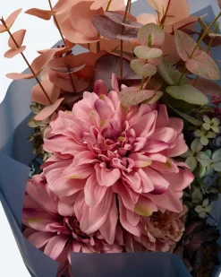 Blumen-Arrangement im Seidenpapier