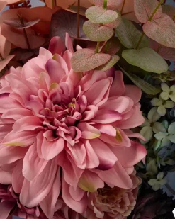 Blumen-Arrangement im Seidenpapier