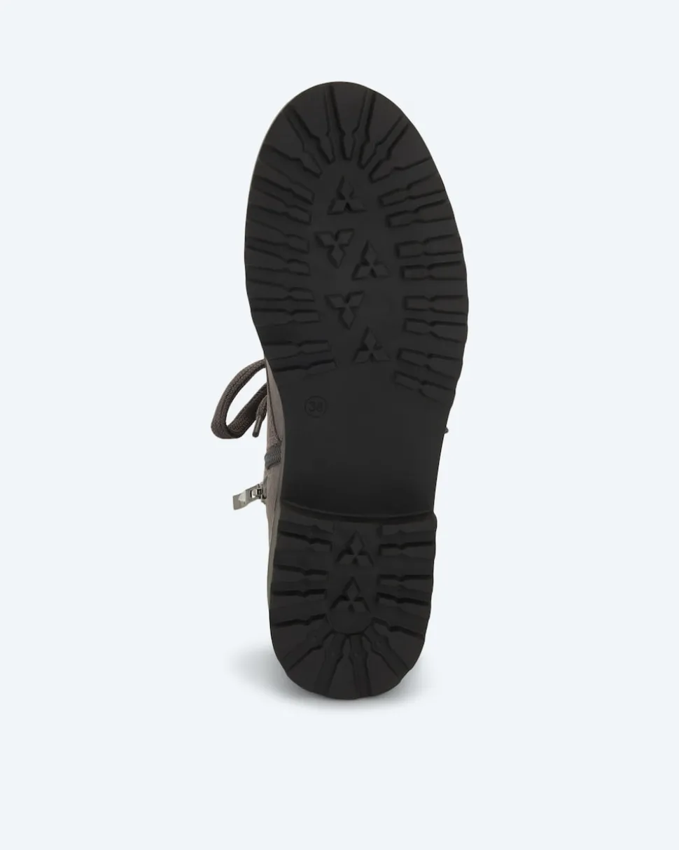 Boot mit Schnürung