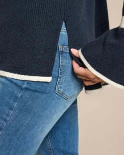 Gestreifter Pullover mit Rosenknöpfen