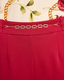 Hose mit Kettendeko am Bund