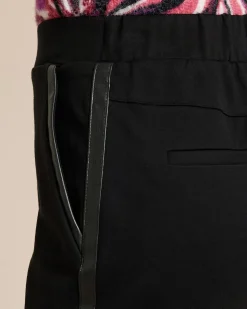 Hose mit Lederimitatbesätzen