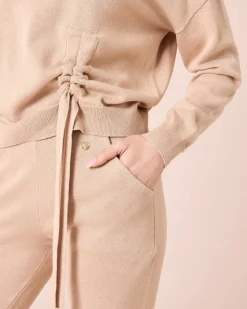 Hose und Pullover mit Bindedetail