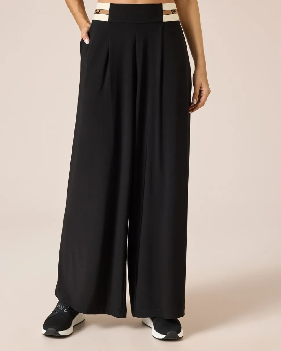 Marlenehose mit Logobund