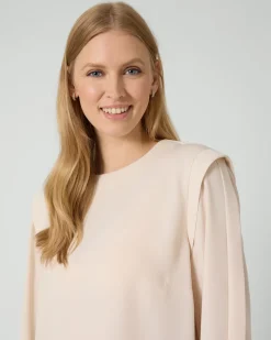 Shirt mit Schulterbetonung