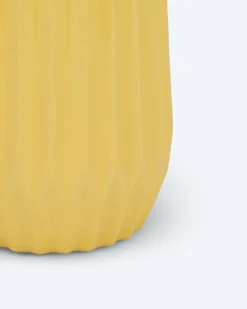 Vase im Streifendesign